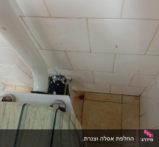 צינור מים ליד קיר אריחים ורצפה